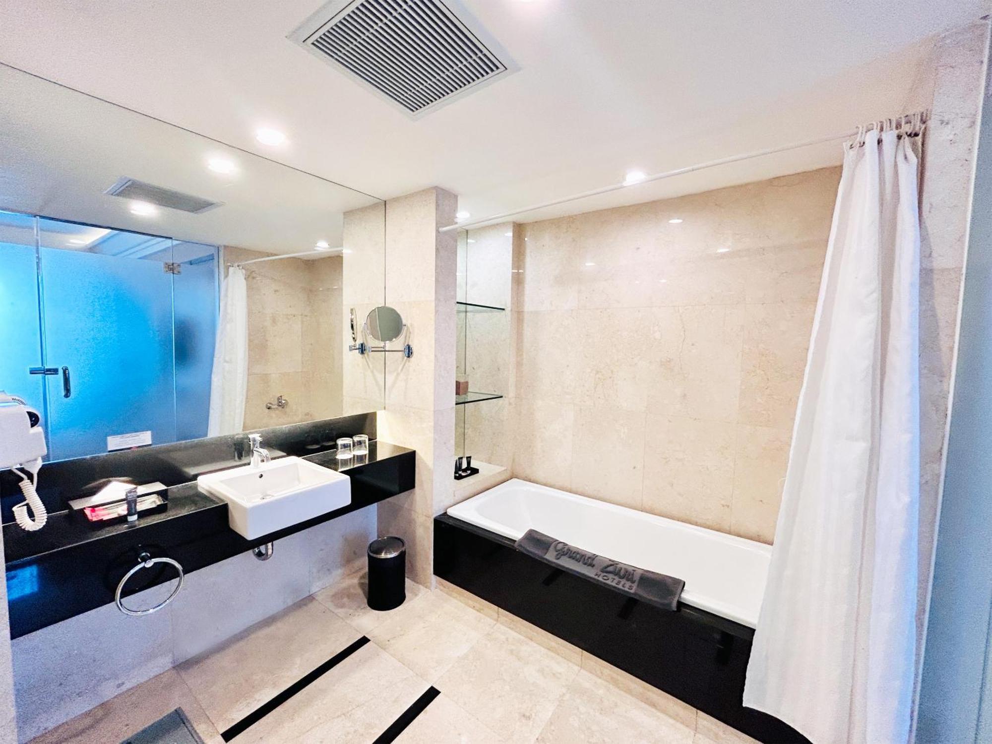Grand Zuri Bsd City Serpong Exterior photo